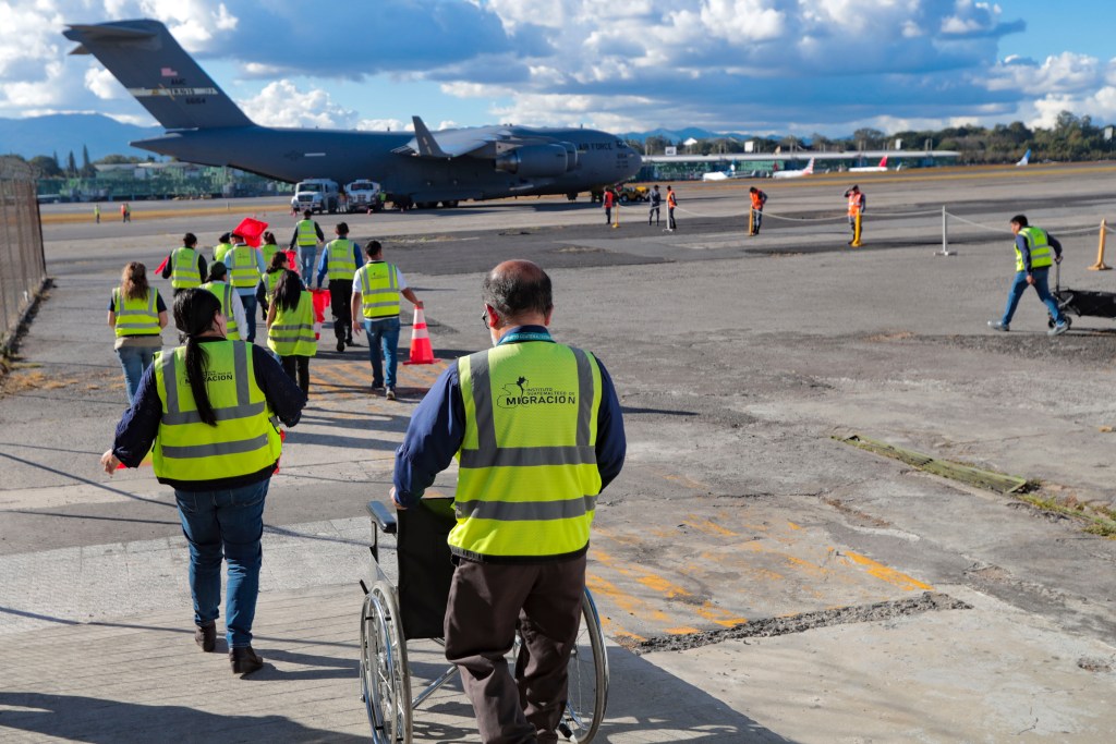 Migrantes deportados a Guatemala denuncian trato inhumano en vuelos militares desde EE.UU.